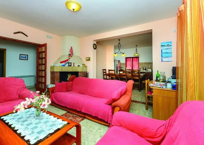 Vakantiehuis Five-bedroom Home,pool,barbecue