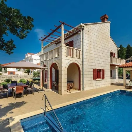 Five-bedroom Home,pool,barbecue Feriehus *