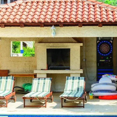 Five-bedroom Home,pool,barbecue Ferienhaus