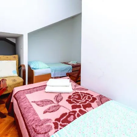 Five-bedroom Home,pool,barbecue