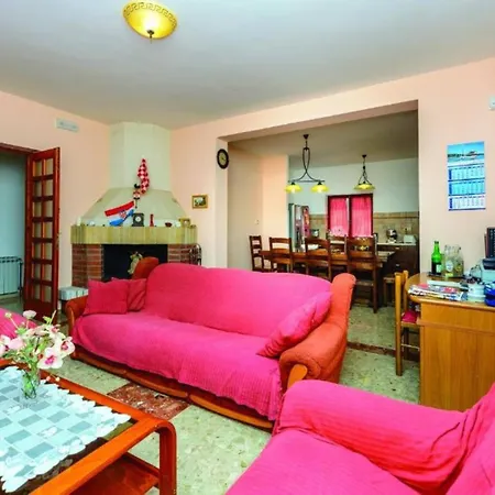 Ferienhaus Five-bedroom Home,pool,barbecue